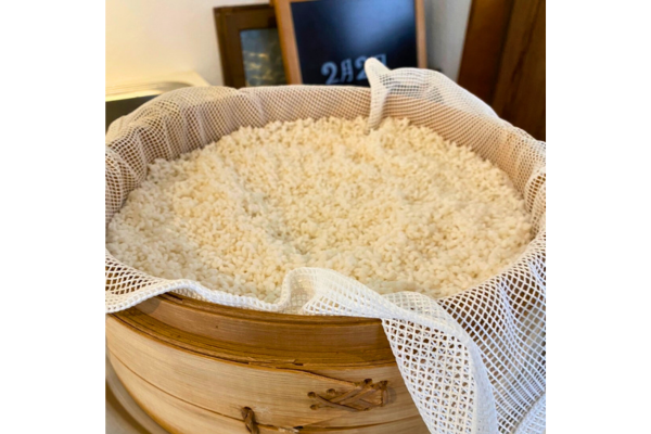 浸漬、水切りしたお米を蒸籠に入れる