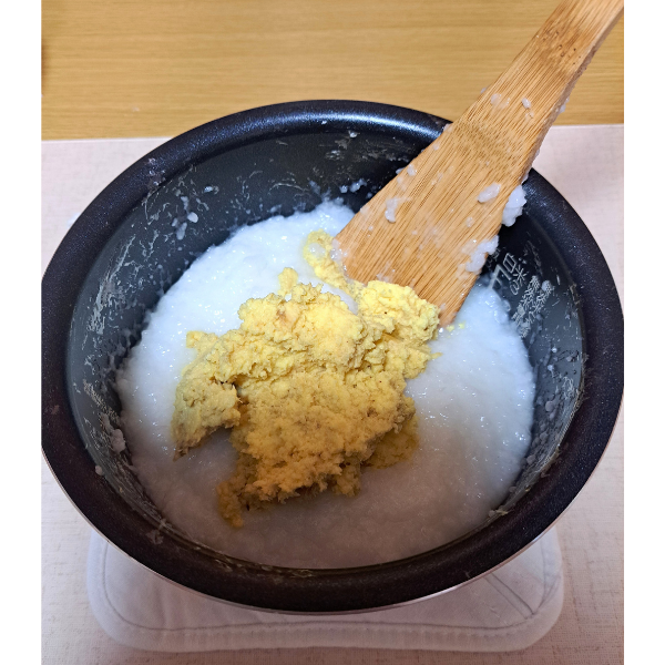 冷めたおかゆにすりおろしたサツマイモを加える